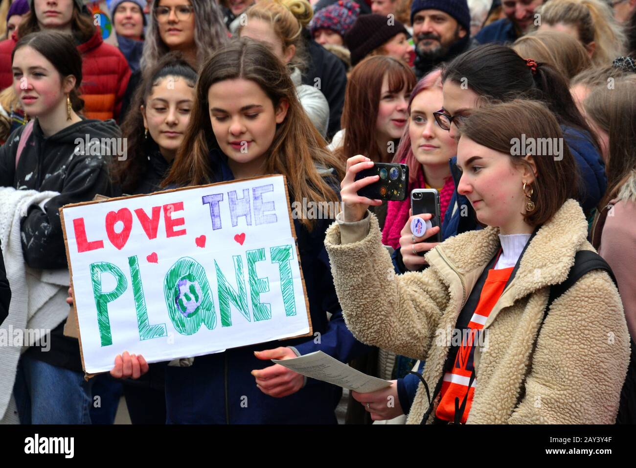 I giovani fanno pressioni affinché si agisca per prevenire il cambiamento climatico alla protesta del 14th febbraio 2020 dello sciopero dei giovani di Manchester, nel regno unito. Gli organizzatori dicono: 'La rete climatica dei roditori (UKSCN) è un gruppo di gran parte sotto 18s che si prende per le strade per protestare contro la mancanza di azione del governo sulla Crisi climatica. Stiamo mobilitando un numero senza precedenti di studenti per creare un movimento forte e inviare un messaggio che siamo stanchi di essere ignorati". Foto Stock