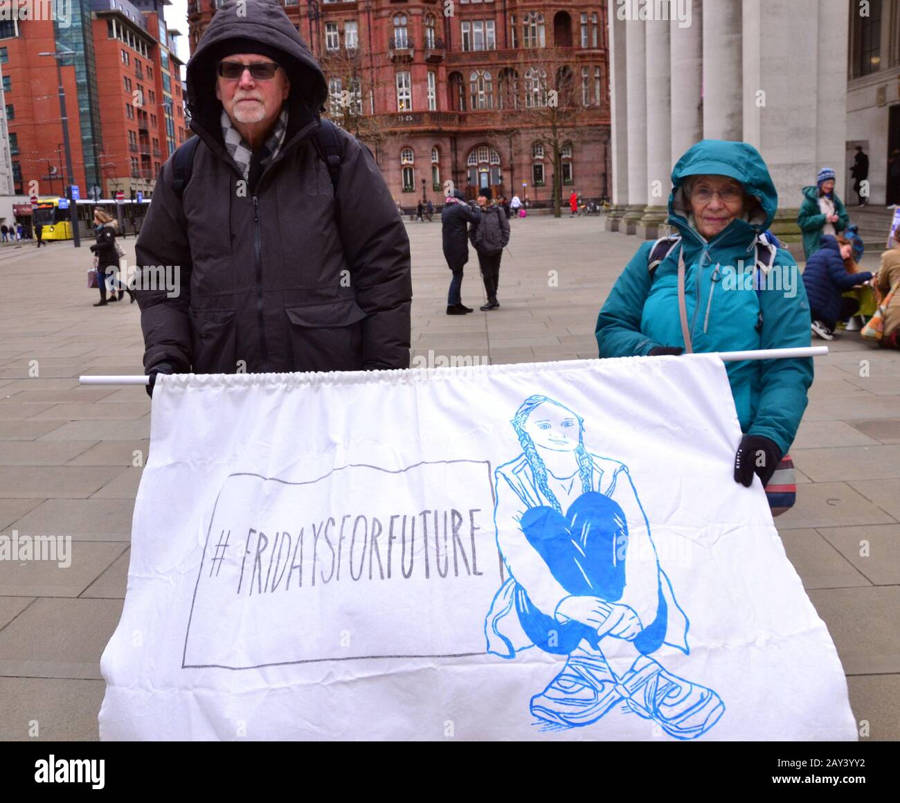 Gli adulti sostengono i giovani che esercitano pressioni per prevenire i cambiamenti climatici in occasione della protesta sul clima del Manchester Youth Strike 4 tenutasi il 14 febbraio 2020 a Manchester, Regno Unito. Gli organizzatori affermano: "Student Climate Network (UKSCN) è un gruppo di persone per lo più sotto i 18 anni che scendono in piazza per protestare contro la mancanza di azione del governo sulla crisi climatica. Stiamo mobilitando un numero senza precedenti di studenti per creare un movimento forte e inviare un messaggio che siamo stanchi di essere ignorati”. Foto Stock Gli adulti sostengono i giovani che esercitano pressioni per prevenire i cambiamenti climatici in occasione della protesta sul clima del Manchester Youth Strike 4 tenutasi il 14 febbraio 2020 a Manchester, Regno Unito. Gli organizzatori affermano: "Student Climate Network (UKSCN) è un gruppo di persone per lo più sotto i 18 anni che scendono in piazza per protestare contro la mancanza di azione del governo sulla crisi climatica. Stiamo mobilitando un numero senza precedenti di studenti per creare un movimento forte e inviare un messaggio che siamo stanchi di essere ignorati”. Foto Stock