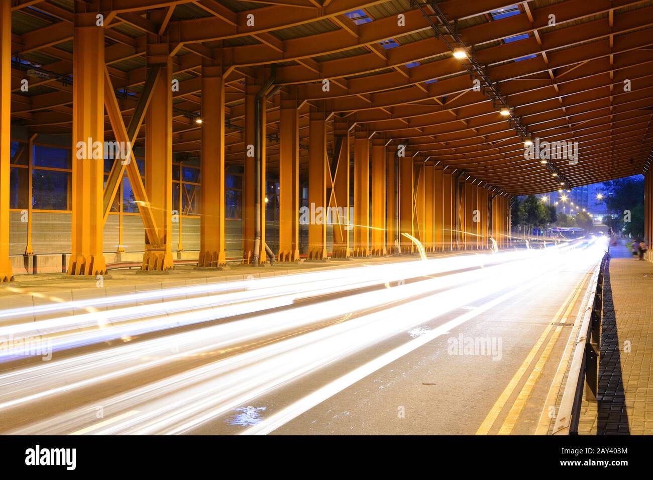 Tunnel con luce per auto Foto Stock