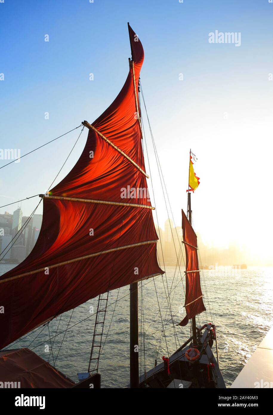 Barca a vela bandiera nel porto di Hong Kong Foto Stock