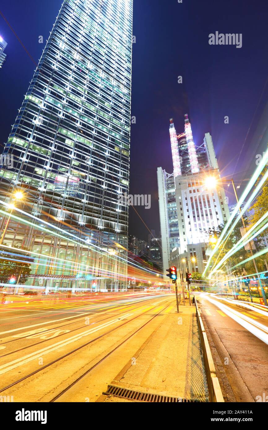 Auto sentieri di luce in città mega Foto Stock