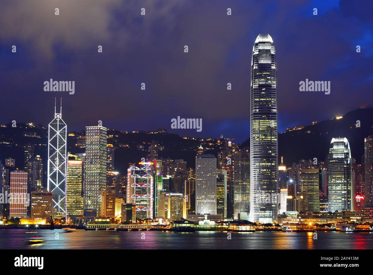 Skyline di Hong Kong di notte Foto Stock