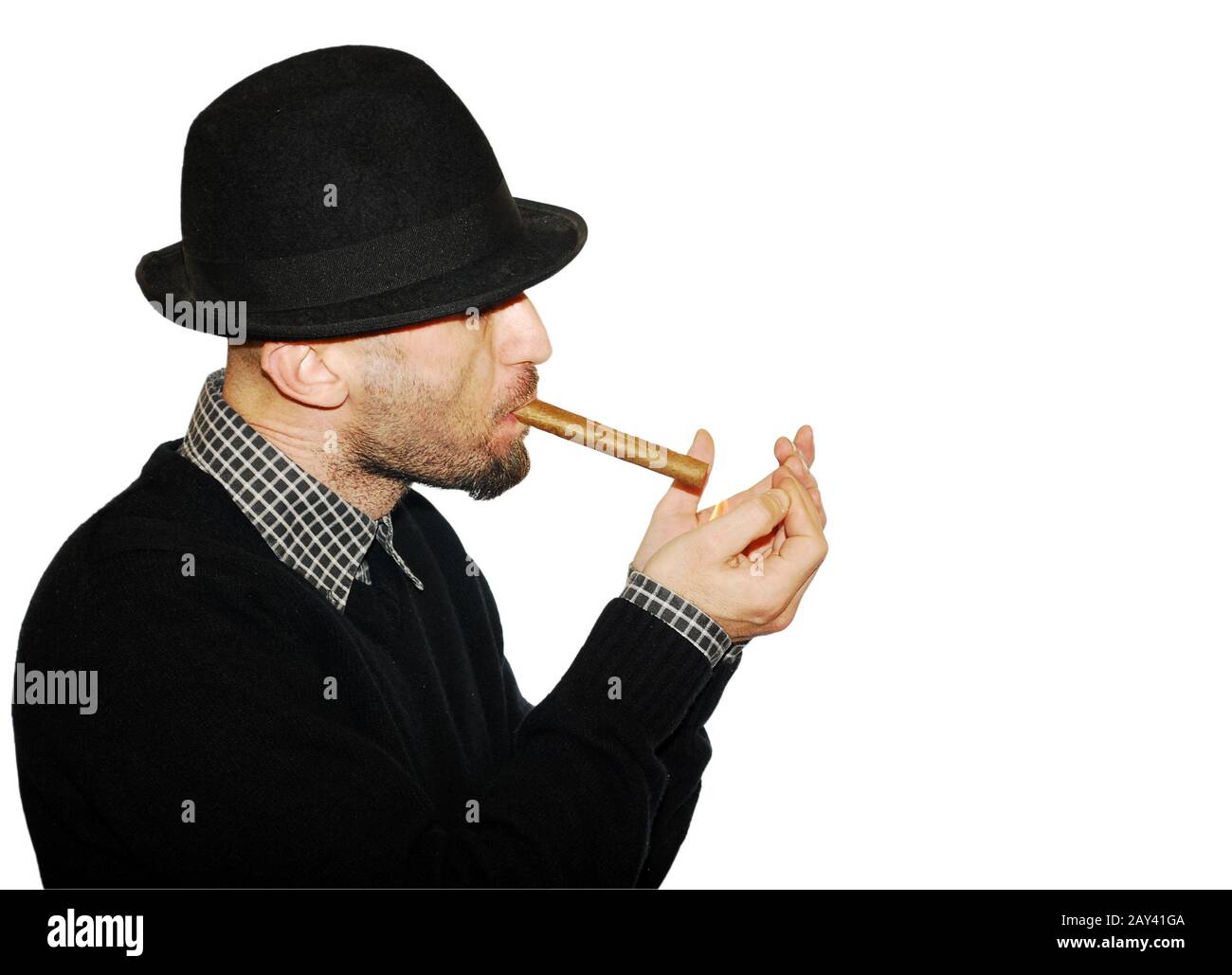 Uomo Nel Cappello Nero Con Cigar Foto stock - Alamy