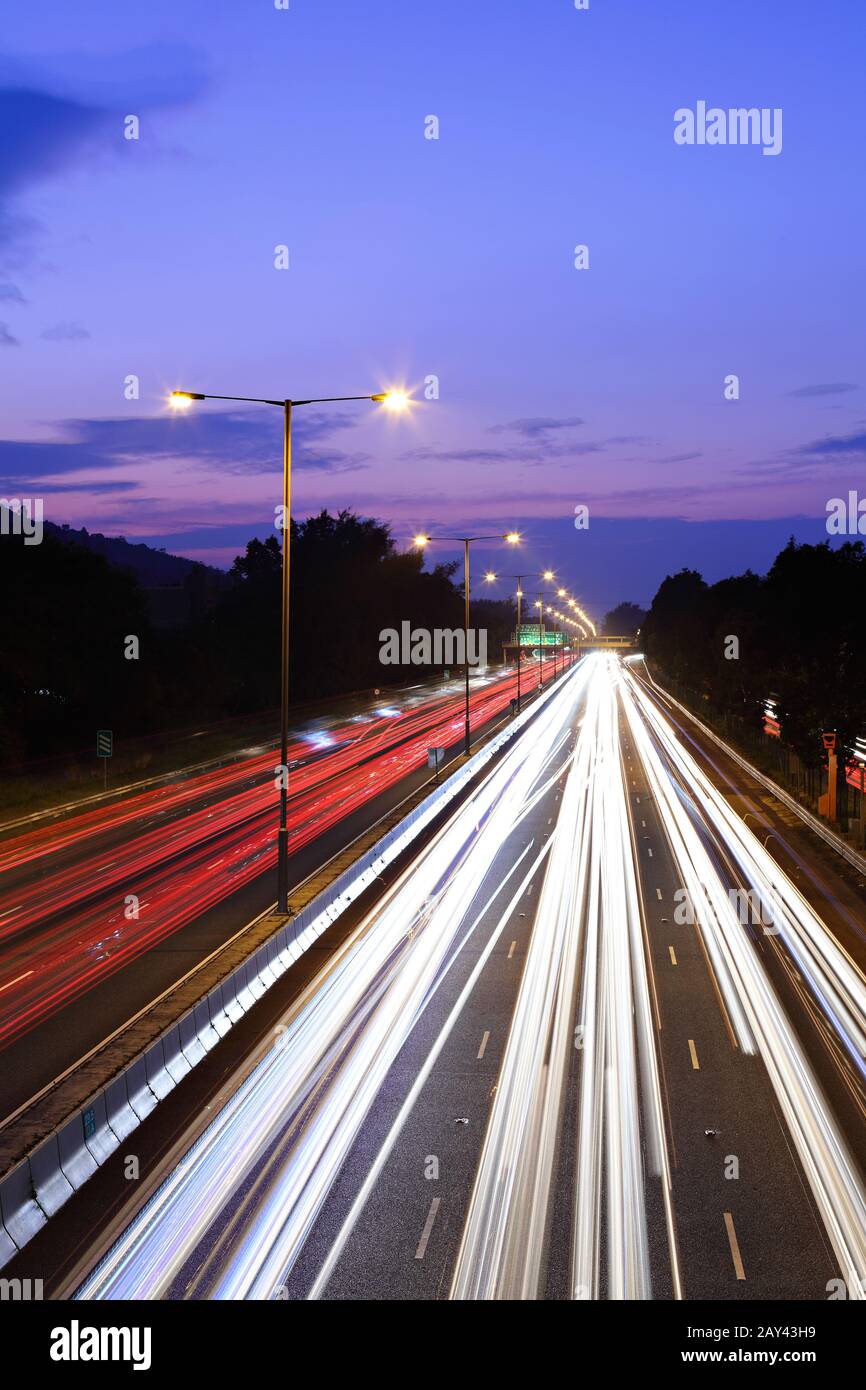 Il traffico su autostrada di notte Foto Stock