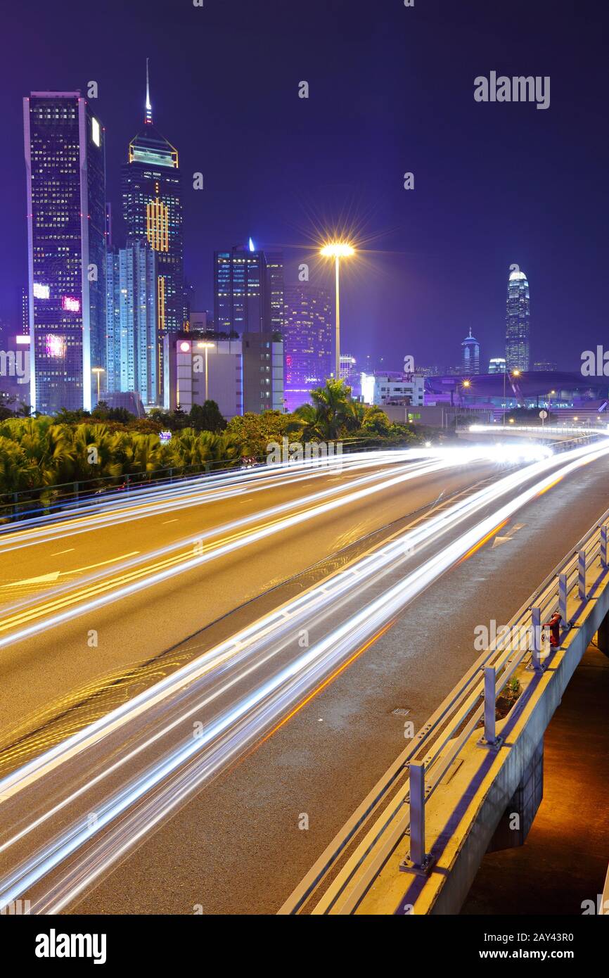 Sentieri di luce in mega città di notte Foto Stock