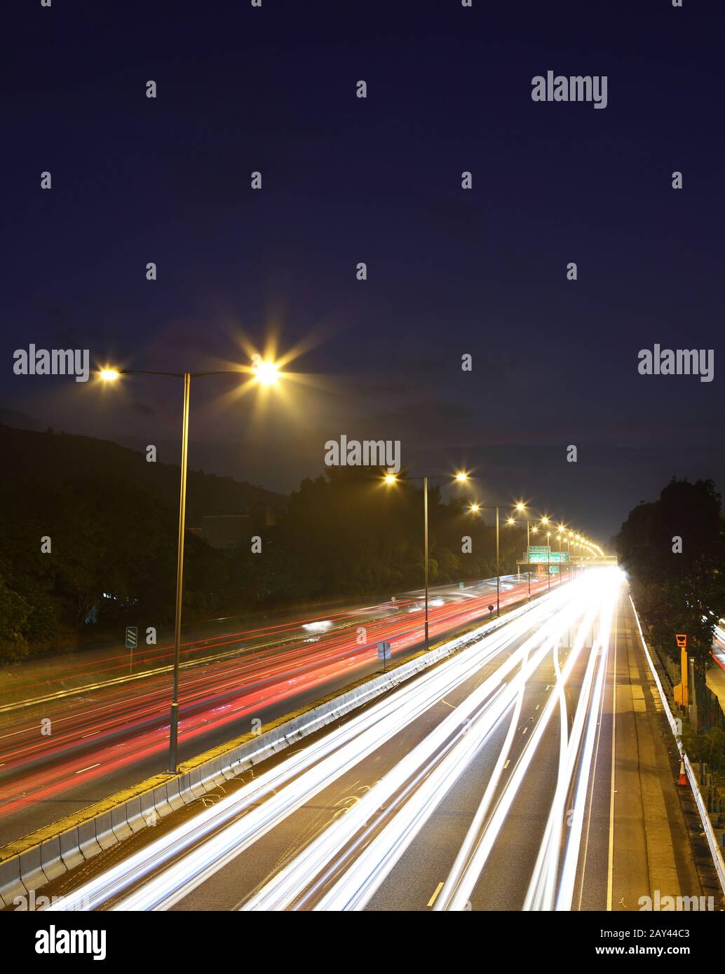 Il traffico su autostrada di notte Foto Stock