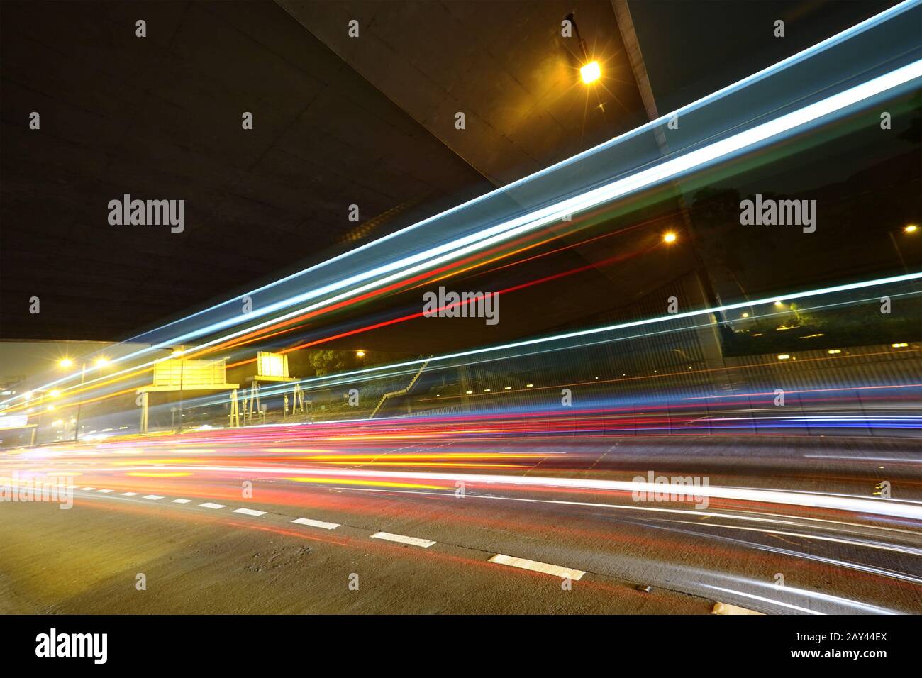 Percorsi di luce nella città mega autostrada Foto Stock