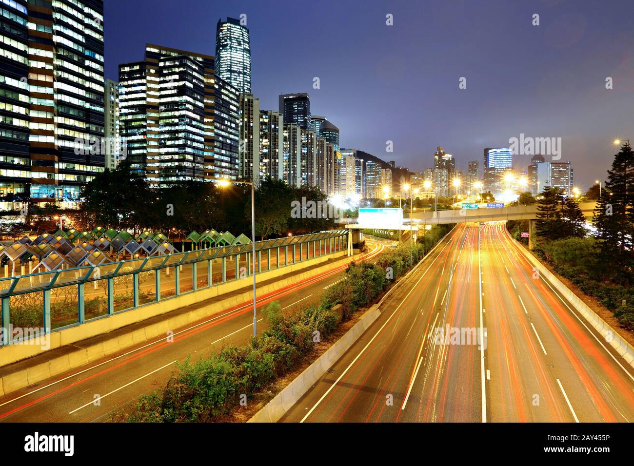 Il traffico su autostrada nelle aree urbane di notte Foto Stock