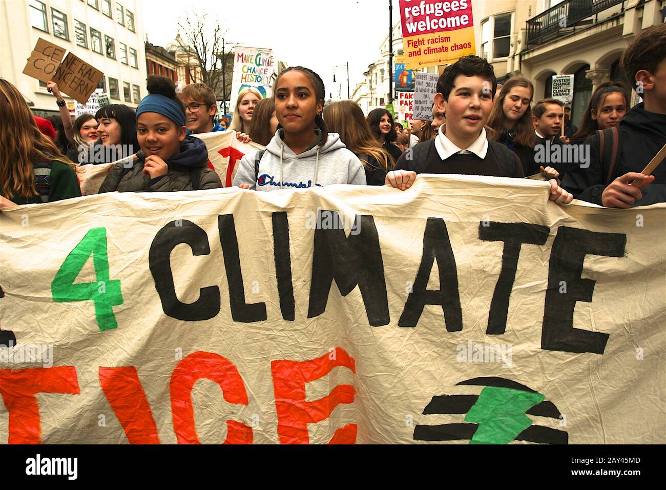 Brighton, Regno Unito, 14th febbraio 2020, Centinaia di bambini delle scuole vanno in sciopero dalla scuola per chiedere giustizia ambientale e la fermata alla temperatura aumenta. Foto Stock