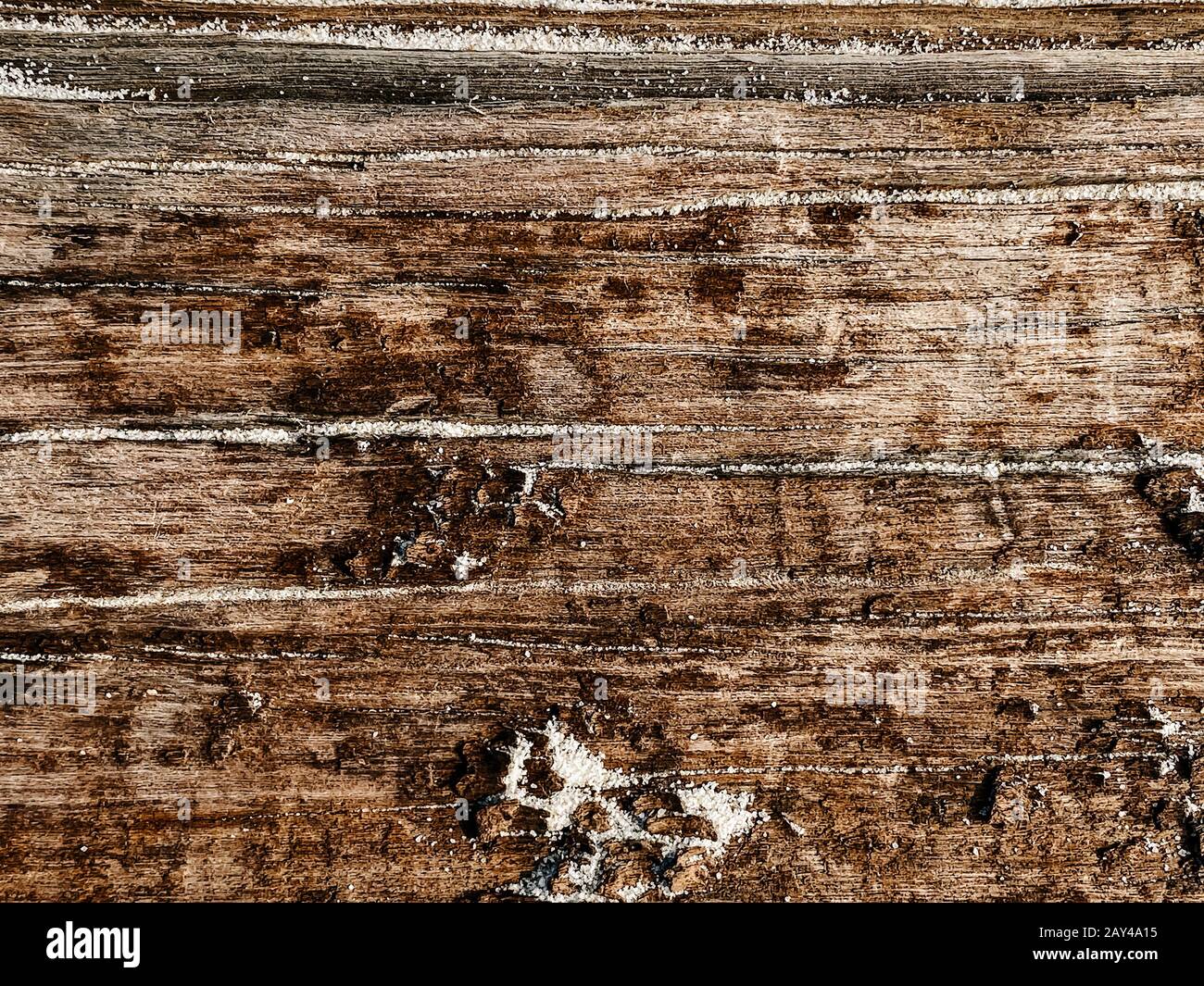 Legno naturale, legno tagliato, legno invecchiato, crepe di tempo e di tempo. Sfondo marrone, struttura in legno. Posizionare per la stampa. Foto Stock