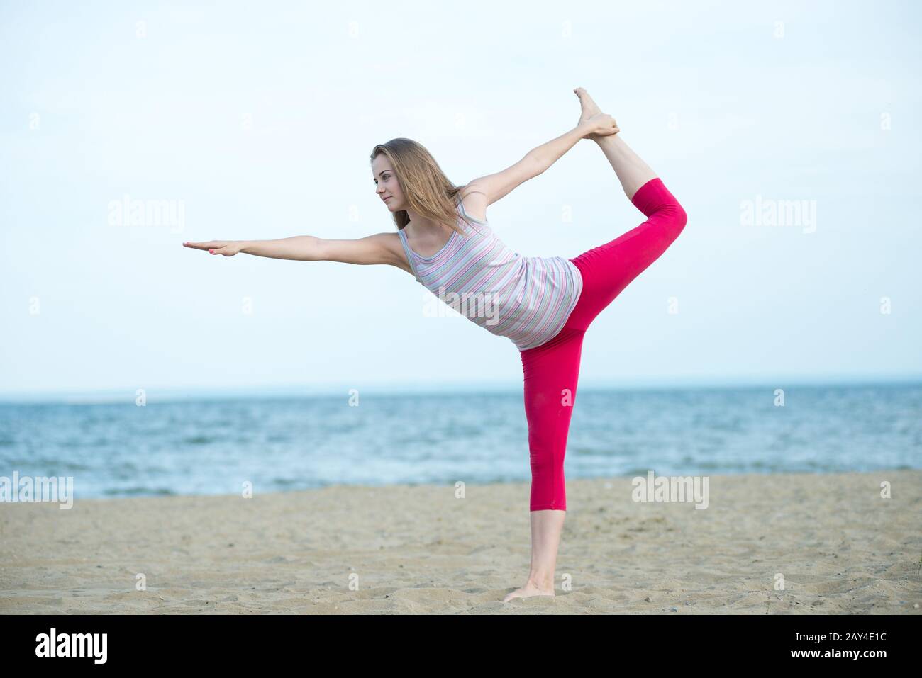 Signora giovane la pratica dello yoga. Allenamento vicino mare oceano costa. Foto Stock