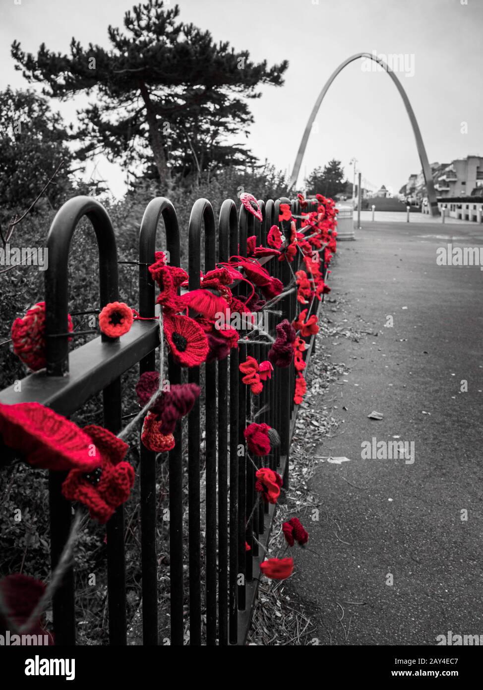 Dicembre 10th 2019 Folkestone, Kent, Regno Unito. Fotografia dell'arco commemorativo della prima guerra mondiale e papaveri Lavorati A Maglia sulla strada della memoria. Foto Stock