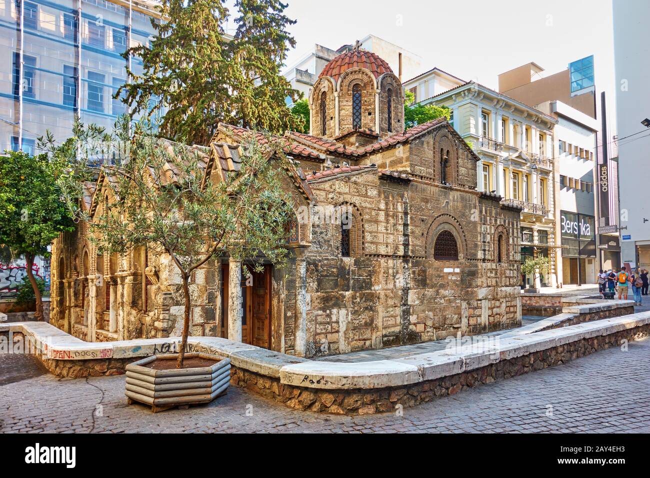 Atene, Grecia - 21 settembre 2019: Antica chiesa ortodossa di Panaghia Kapnikarea ad Atene Foto Stock
