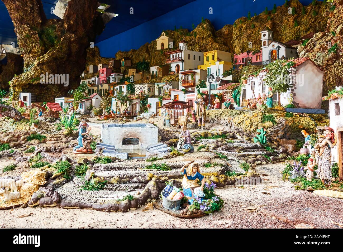 Candelaria, Tenerife, Spagna - 12 dicembre 2019: Belen di Natale - Creche, Presepe, statuetta di persone e case in miniatura Foto Stock