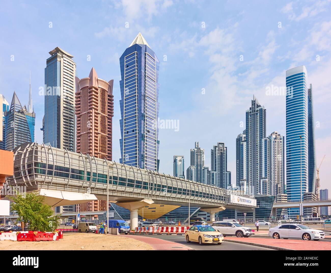 Dubai, Emirati Arabi Uniti - 02 febbraio 2020: Stazione della metropolitana Business Bay e Sheikh Zayed Road con moderni grattacieli a Dubai Foto Stock