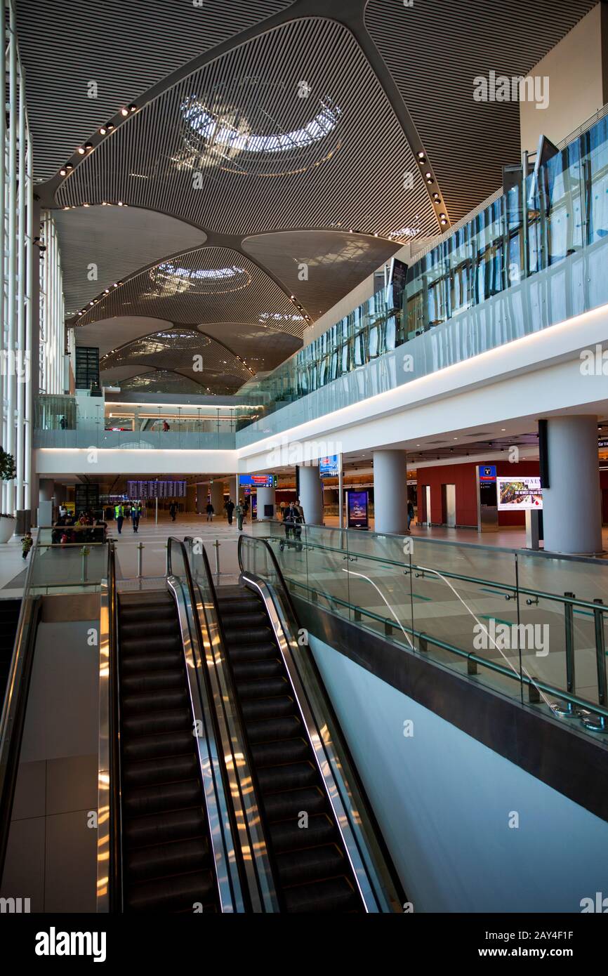 Turchia, Istanbul, trasporti, Havalimanı, Aeroporto Internazionale, airside, scala mobile dalle porte ai passeggeri di trasporto per il trasferimento e Derparture Loung Foto Stock