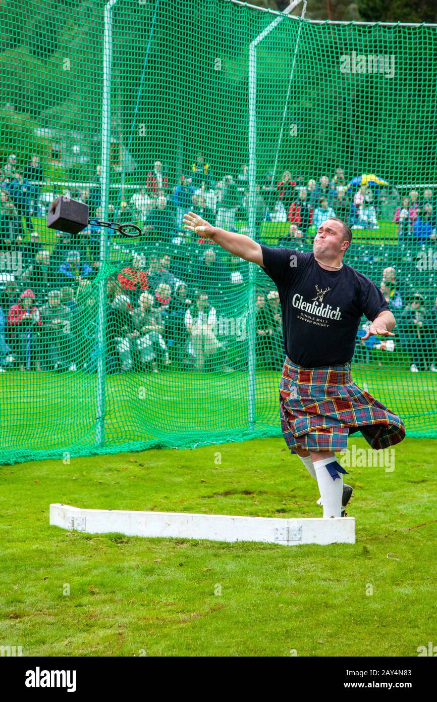 Indossando Tartan Un Concorrente In Kilted, mettendo la pietra, al Braemar Highland Scottish Games, Scozia, UK _Heavy Weight lancio eventi Foto Stock