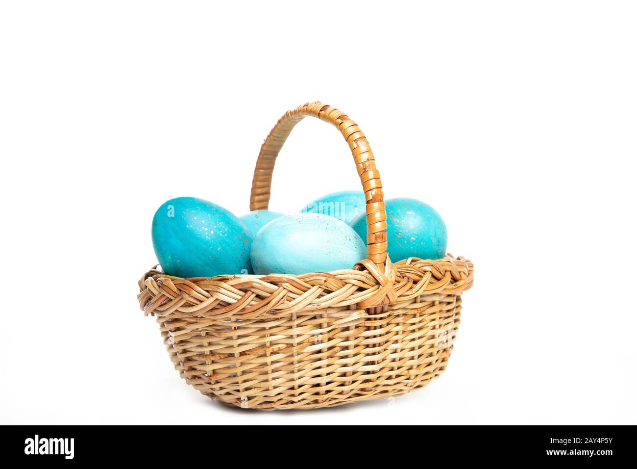 Uova di Pasqua in un cestino su sfondo bianco, luogo per il testo, vista dall'alto, isolamento, Foto Stock