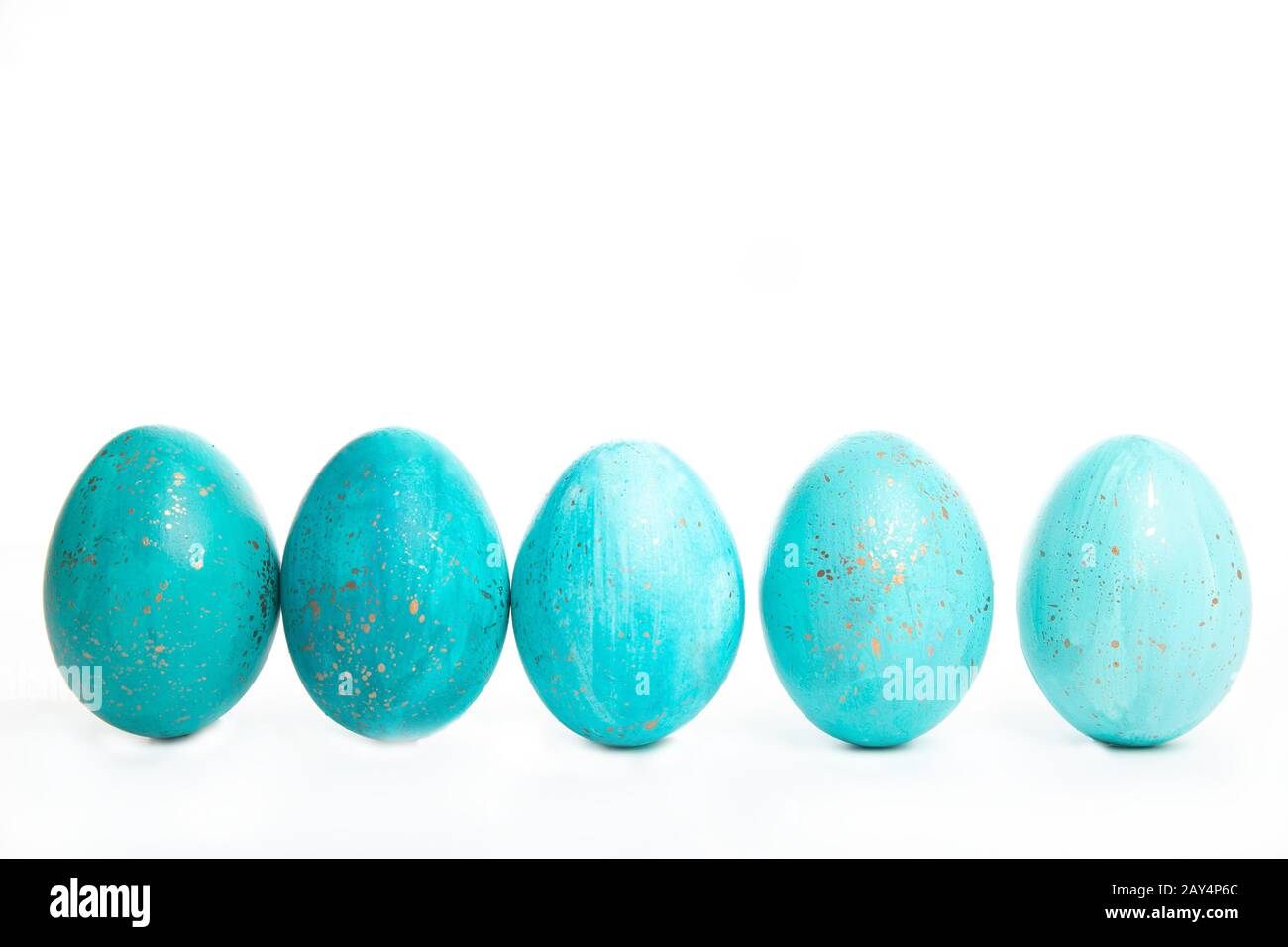 Belle uova di pasqua su sfondo bianco, luogo per il testo, isolamento, Foto Stock