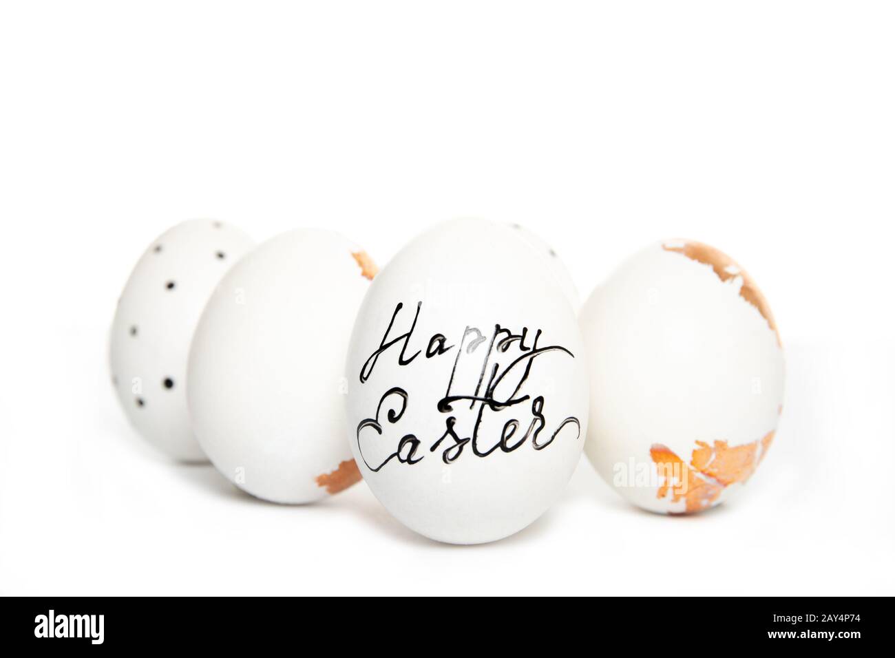 Uova di Pasqua su sfondo bianco, luogo per il testo, vista dall'alto, isolamento, quattro Foto Stock