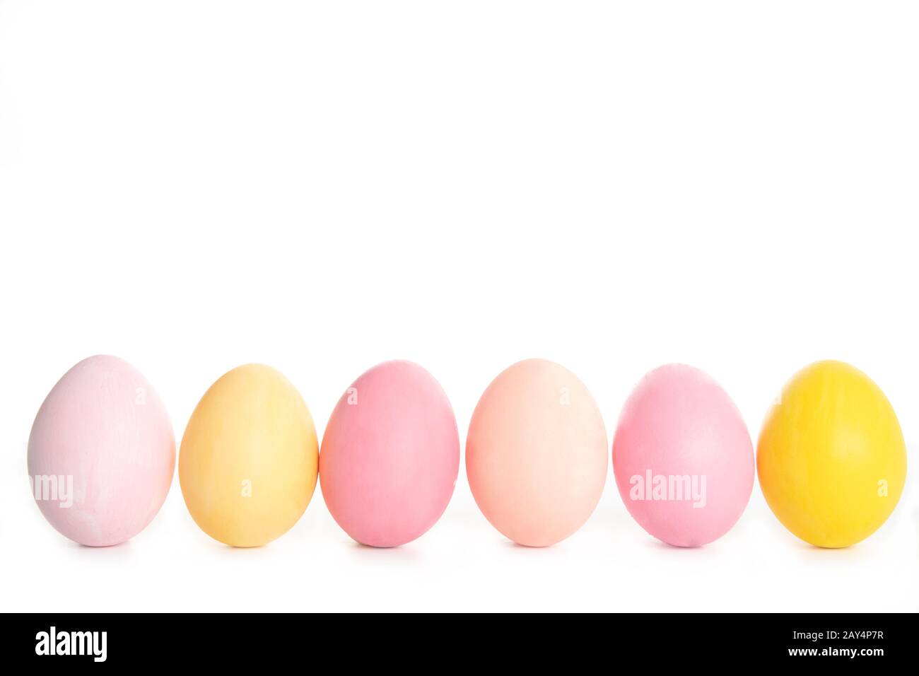 Uova di Pasqua su sfondo bianco, luogo per il testo, vista dall'alto, isolamento, sei Foto Stock