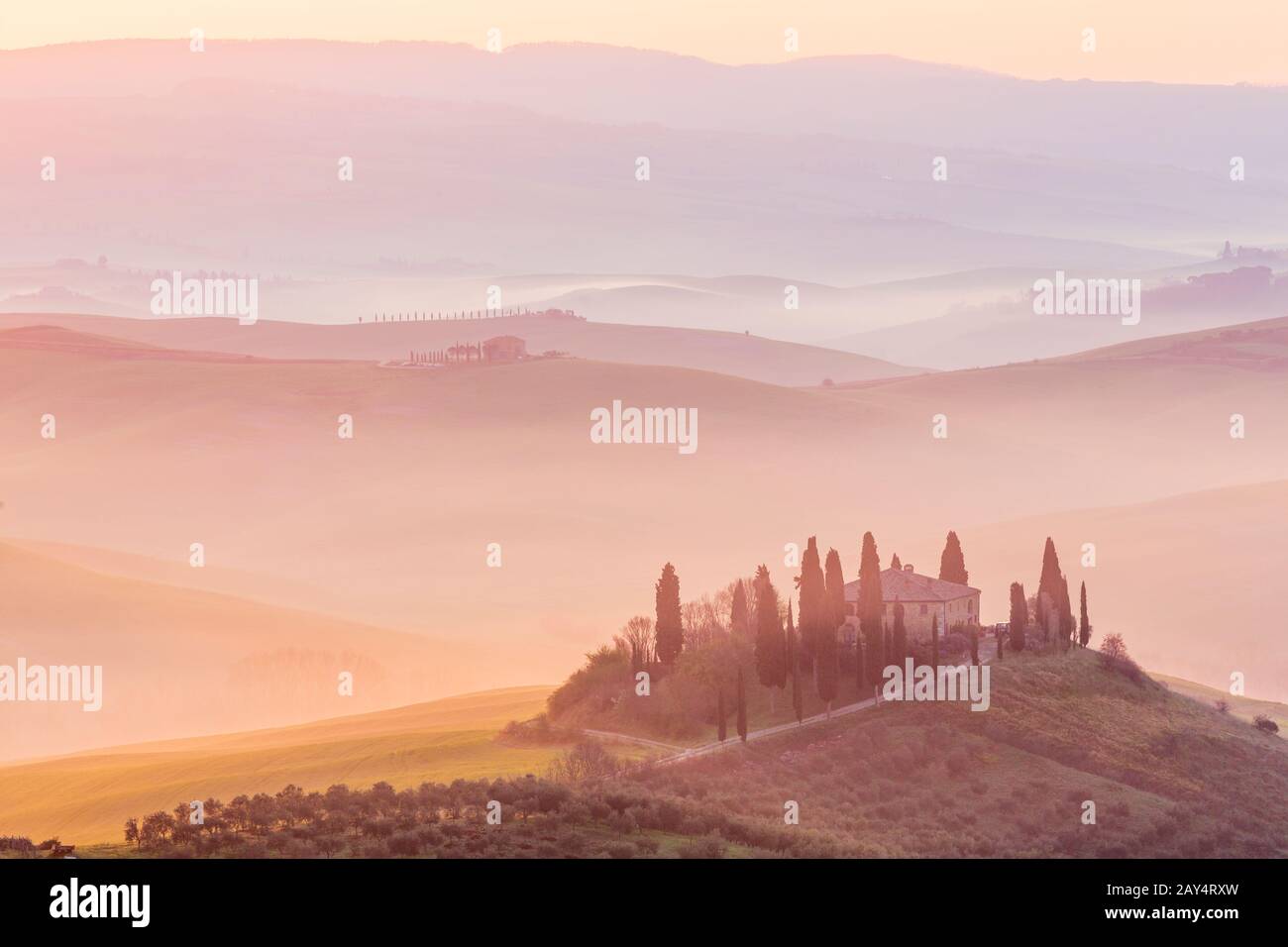 Alba sulla Val D'Orcia, nei pressi di San Quirico d'Orcia, Siena, Toscana, Italia Foto Stock