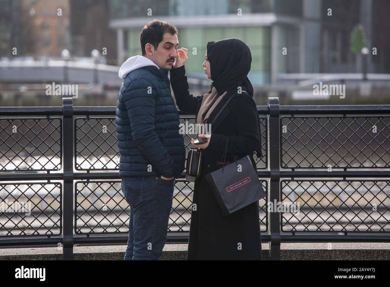 Londra 14th Feb 2020 la coppia si trova accanto al Tamigi il giorno di San Valentino. Tower Bridge. Foto Stock