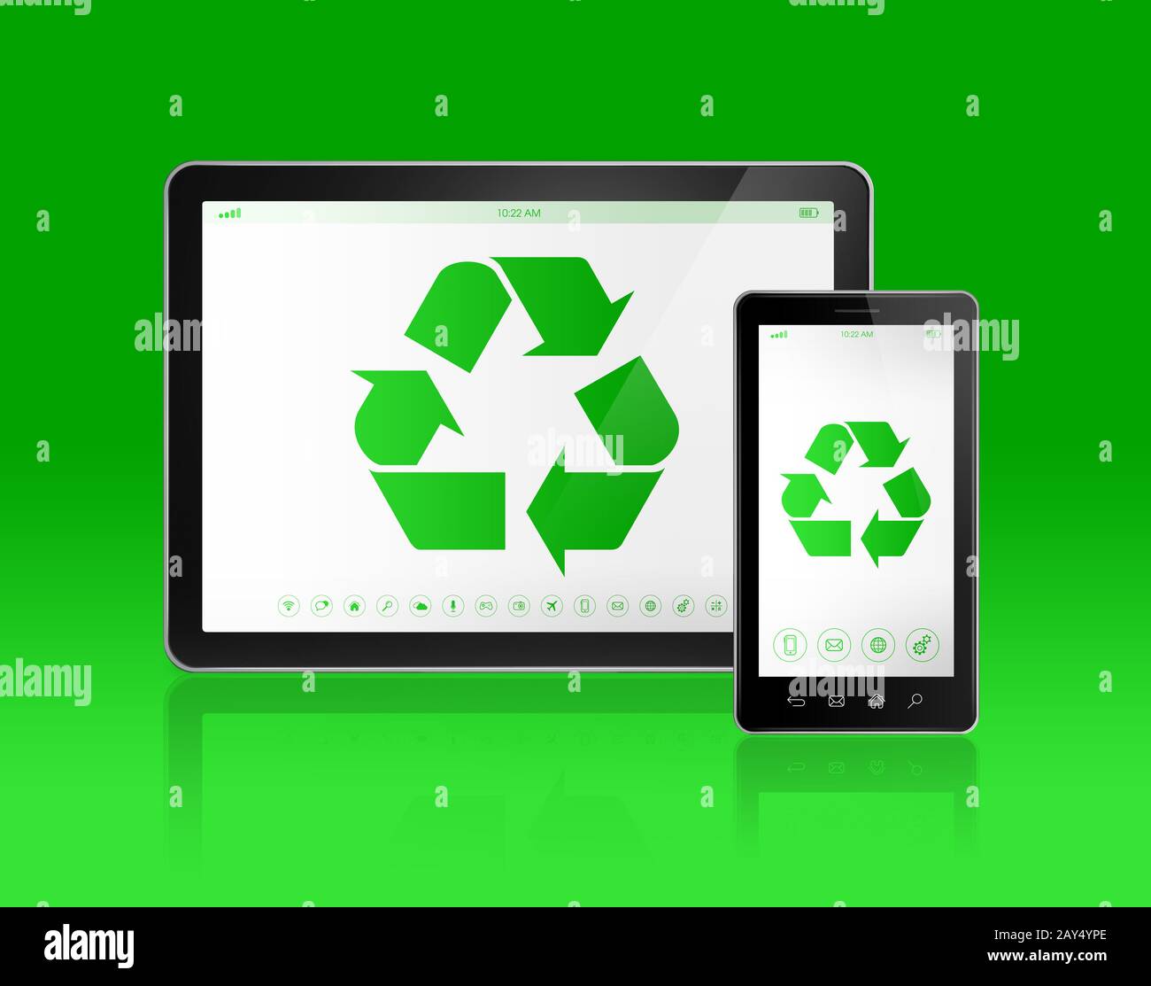 Digital tablet PC con un simbolo di riciclaggio sullo schermo. concetto ecologico Foto Stock