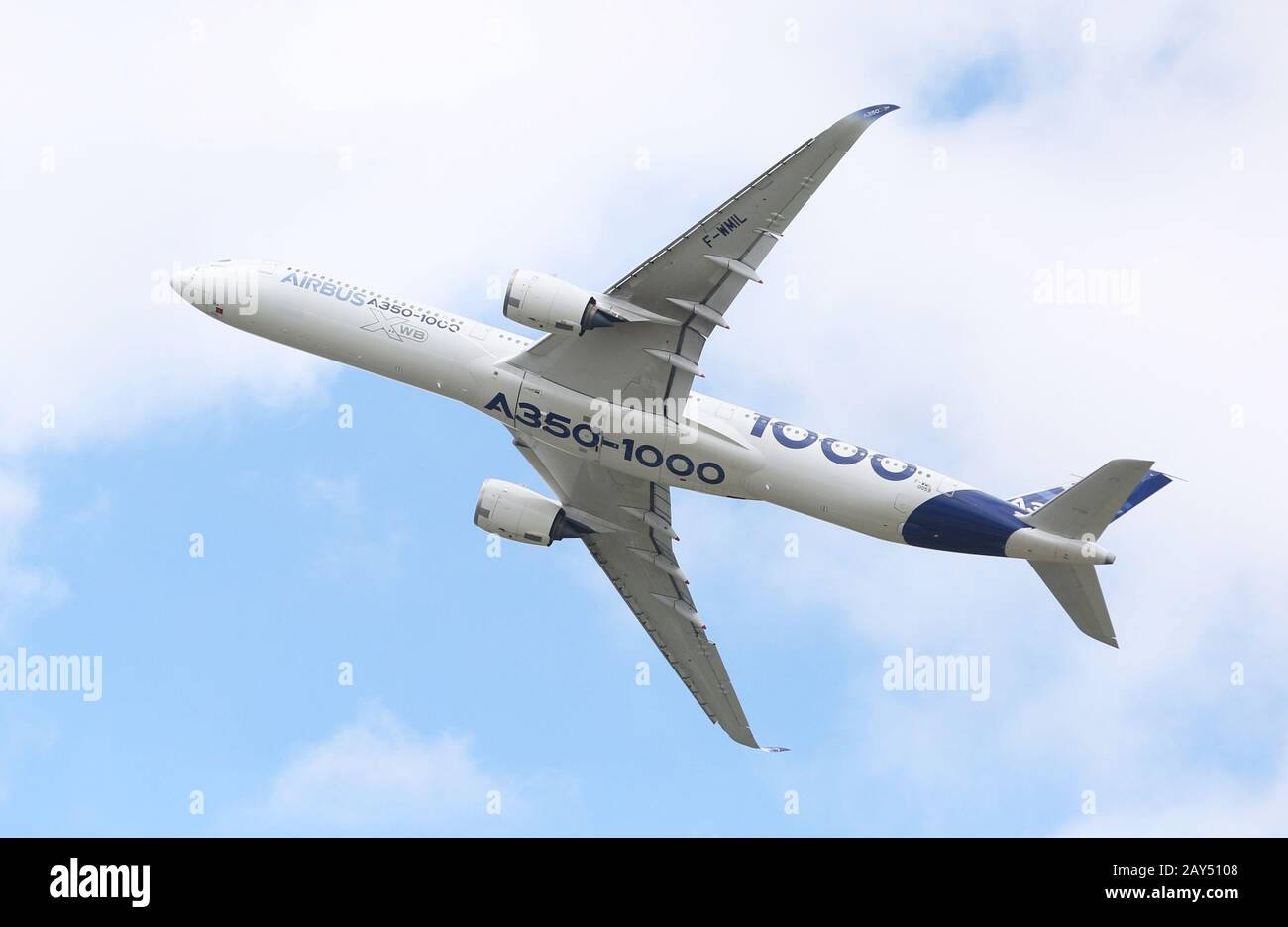 Parigi, Francia. 20th giugno 2019. La foto mostra che un Airbus A350-1000 si esibisce durante un volo presso il 53rd International Paris Air Show tenutosi all'aeroporto le Bourget vicino a Parigi, Francia, il 20 giugno 2019. Il produttore aereo europeo Airbus, con sede in Francia, ha registrato giovedì una perdita netta di 1,36 miliardi di euro (1,47 miliardi di dollari USA) nel 2019 dopo aver pagato miliardi di euro di accantonamento per risolvere un caso di corruzione e corruzione passato relativo alle vendite di jetliner. Credito: Gao Jing/Xinhua/Alamy Live News Foto Stock