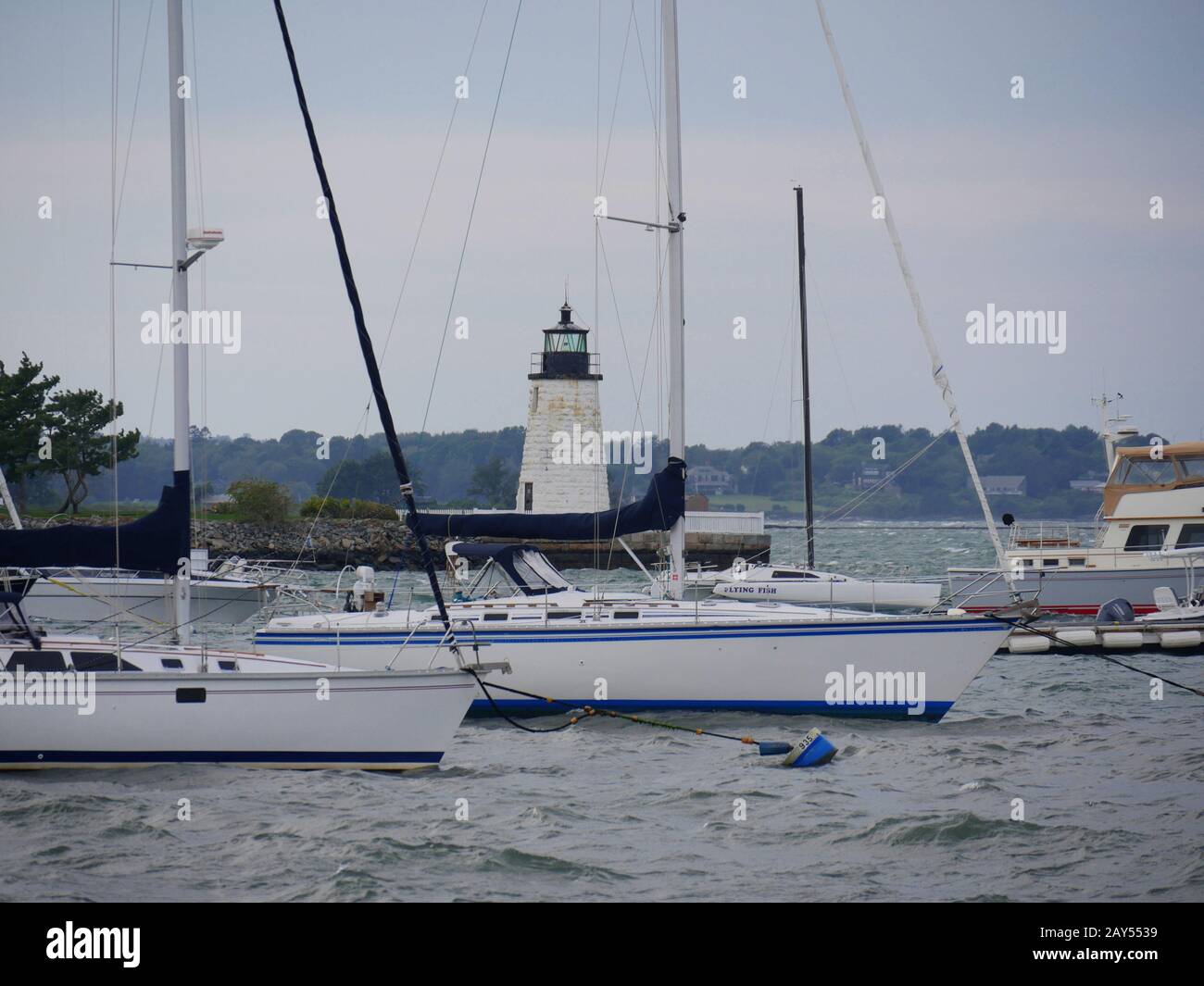 Newport, Rhode Island - Settembre 2017: Barche all'Isola di Goat con il faro di Newport Harbor sullo sfondo. Foto Stock