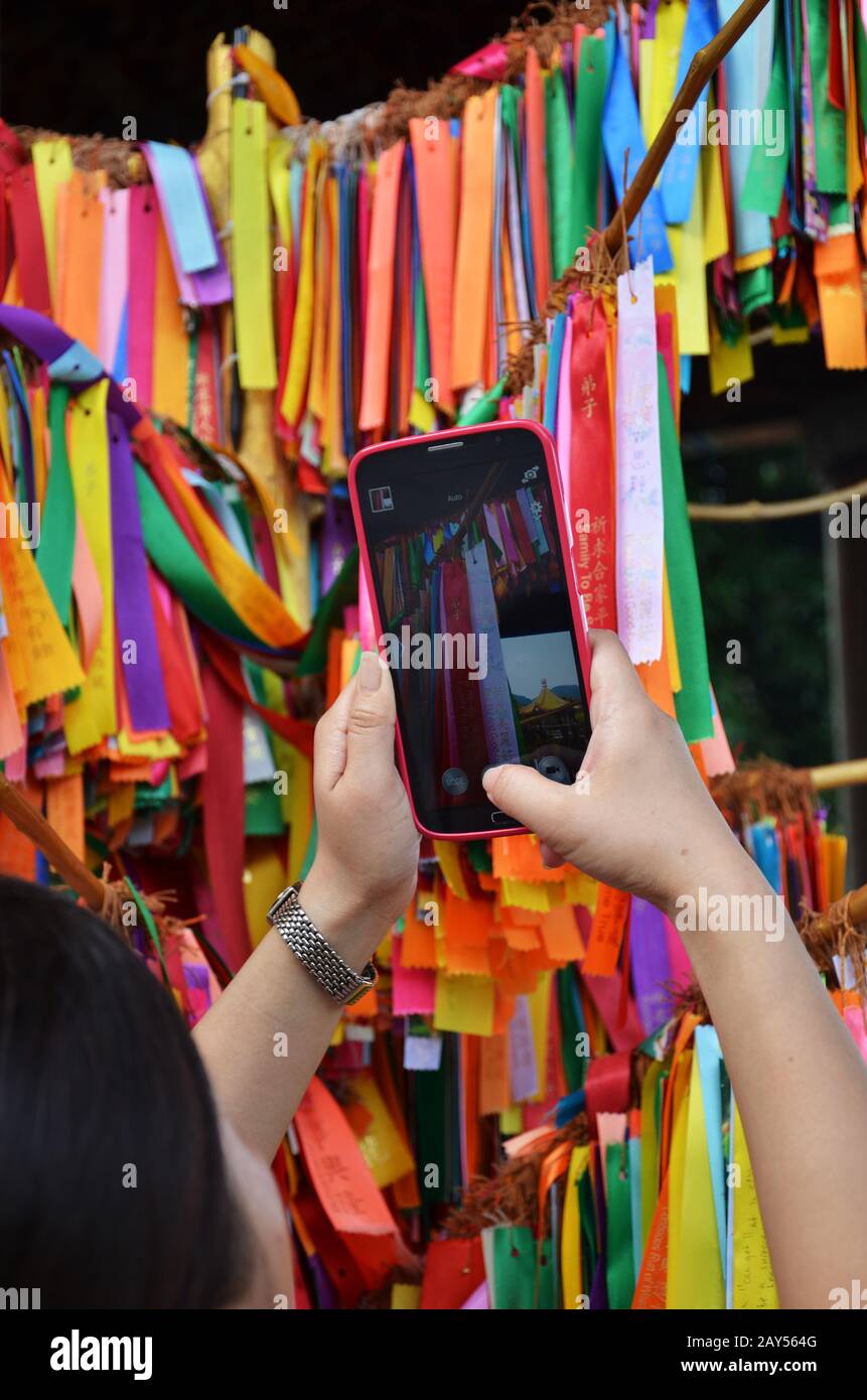 Benedizione nastri appendere fuori a Kek Lok Si, Penang Foto Stock