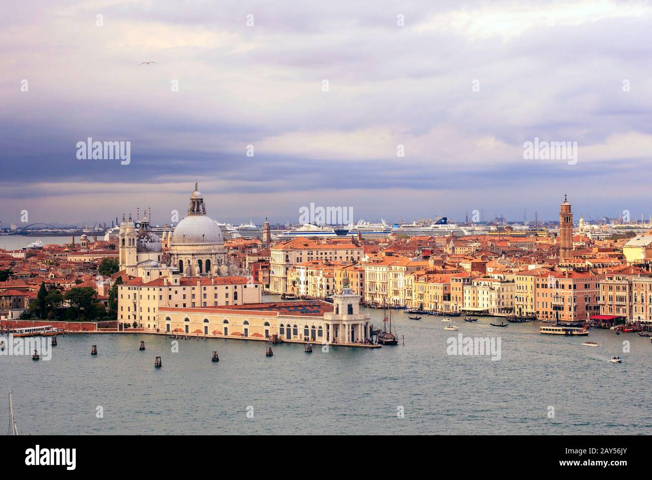 Santa Maria della Salute e il Canal Grande vista da San Giorgio maggiore. Venezia. Italia Foto Stock