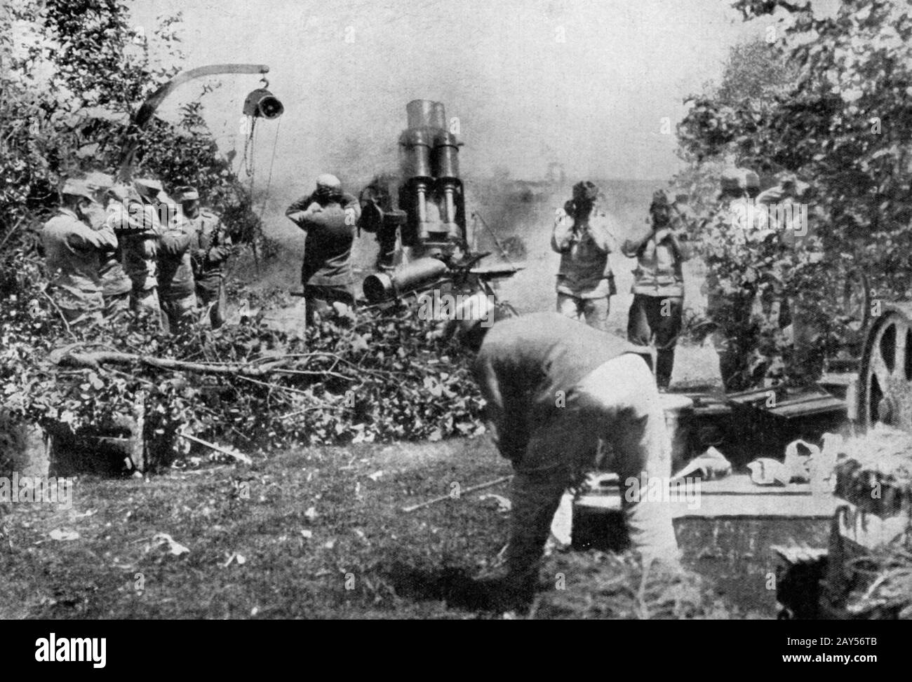 Una foto d'epoca di un esercito austriaco 30.5cm howitzer essere licenziato durante la battaglia nella prima guerra mondiale Foto Stock