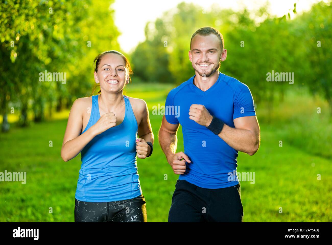 Guide all'aperto di formazione lavoro fuori. Città correre giovane jogging all'esterno. Foto Stock