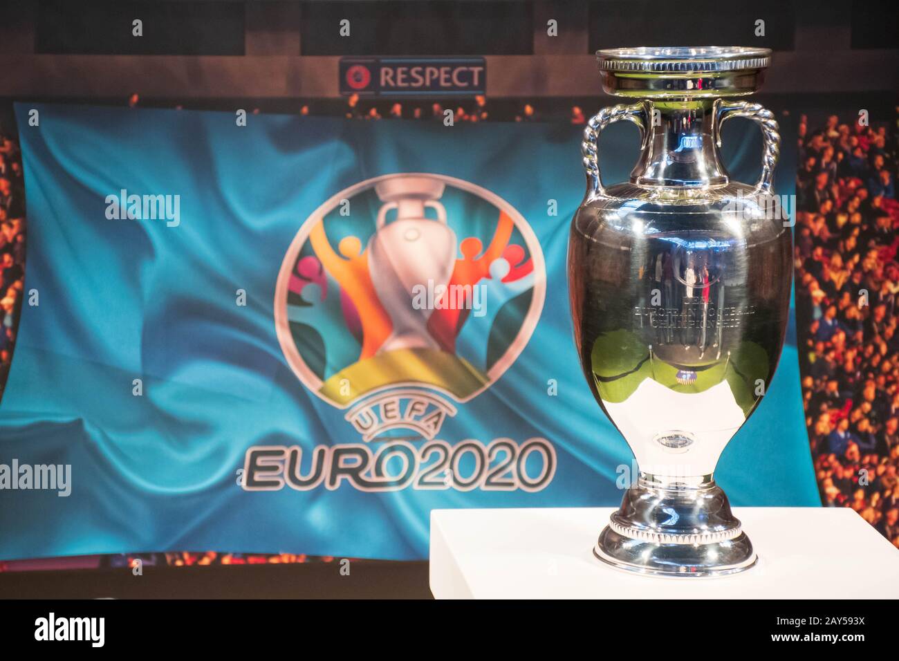 Trofeo europeo UEFA originale con sfondo dello stadio e logo EURO 2020 Foto Stock