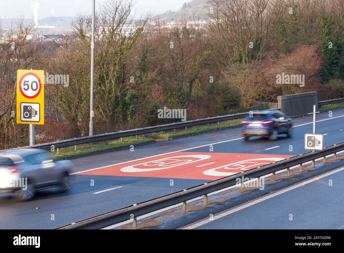 Controllo della velocità 50mph sull'autostrada M4 nel Galles del Sud Foto Stock