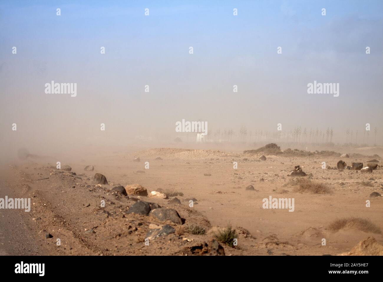 Tempesta di sabbia vicino al villaggio El Cotillo, Fuerteventura, Canarie, Spagna Foto Stock