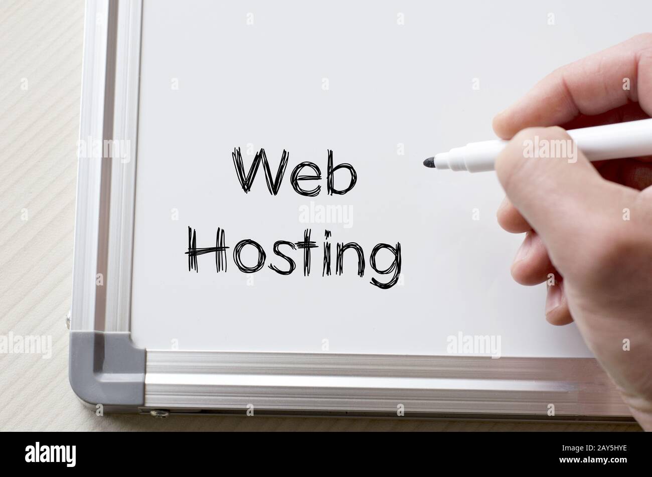Web hosting scritto su whiteboard Foto Stock
