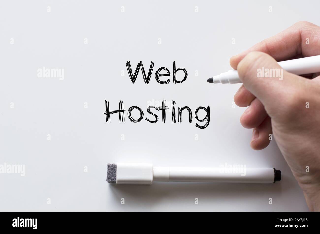 Web hosting scritto su whiteboard Foto Stock