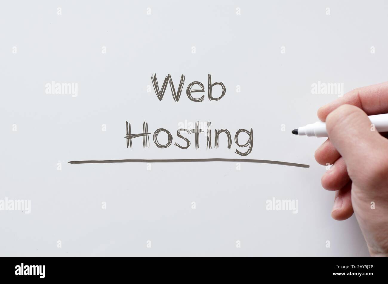 Web hosting scritto su whiteboard Foto Stock