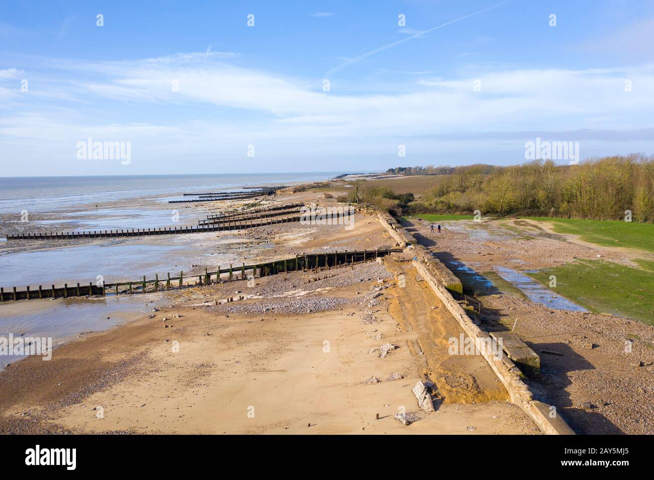 Arrampicata spiaggia dopo la tempesta ciara ha danneggiato le difese del mare che sono state violate dall'acqua di mare guardando verso ovest verso Bognor Regis. Foto Stock