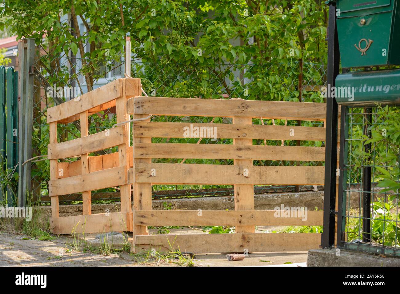 Porta di legno all'accesso al garage da Europallets - Upcycling Foto Stock