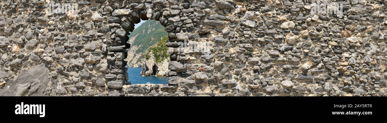 Portovenere, vista della costa attraverso la chiesa di San Pietro, patrimonio dell'umanità dell'UNESCO - Liguria, Italia, Europa Foto Stock