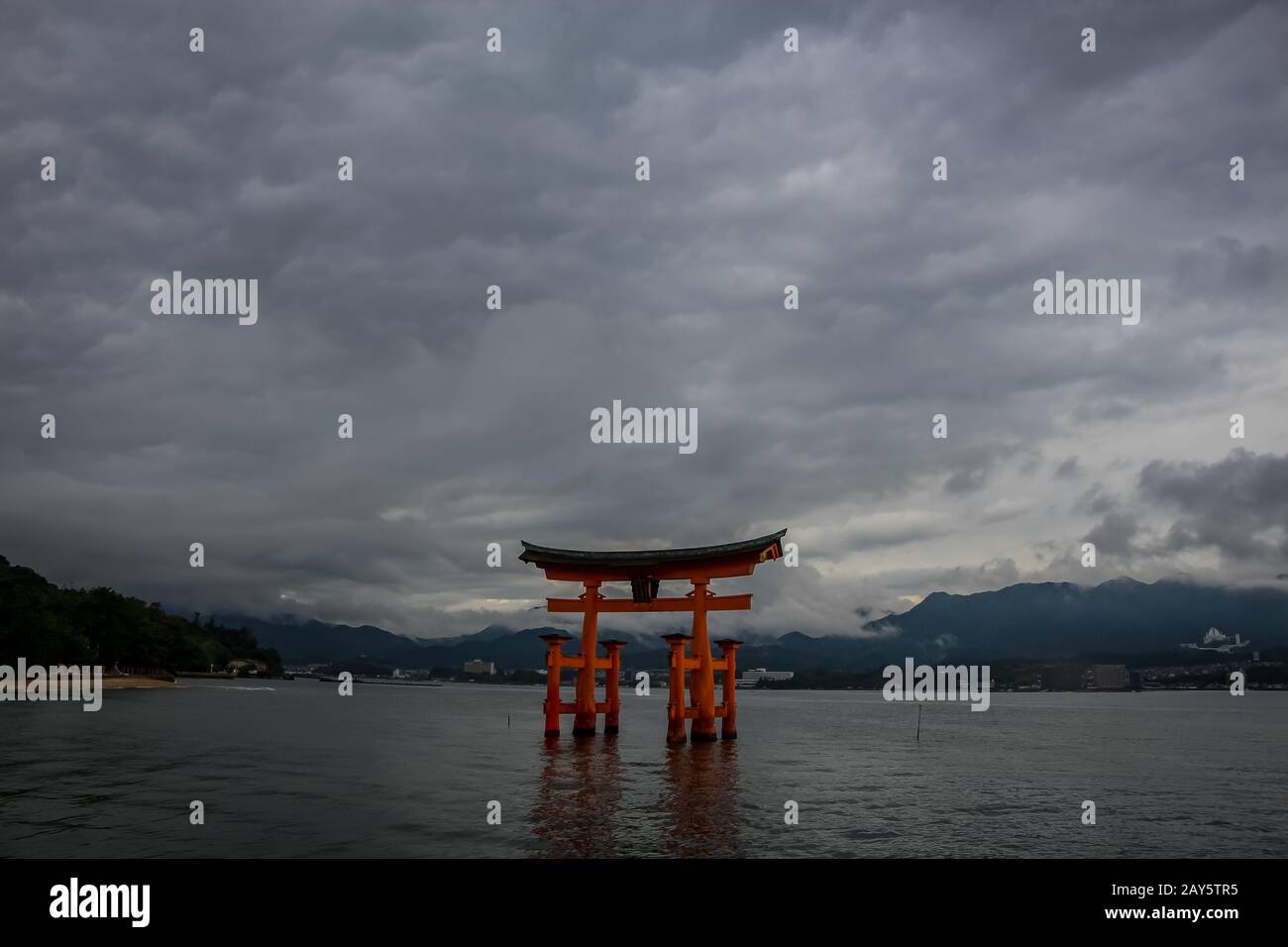 La grande porta del torii parzialmente sommersa ad alta marea nell'isola di Miyajima, Giappone Foto Stock
