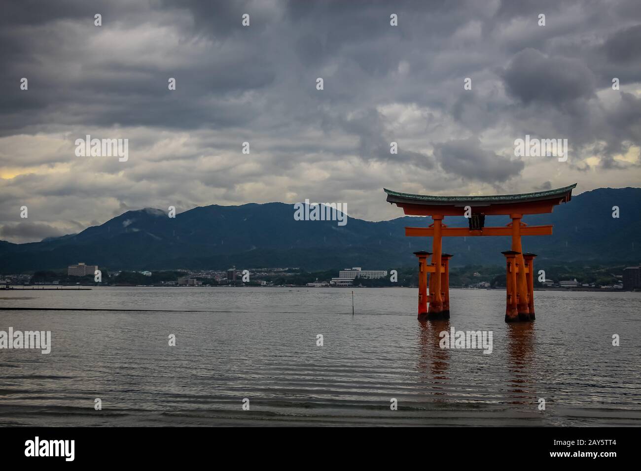 La grande porta del torii parzialmente sommersa ad alta marea nell'isola di Miyajima, Giappone Foto Stock