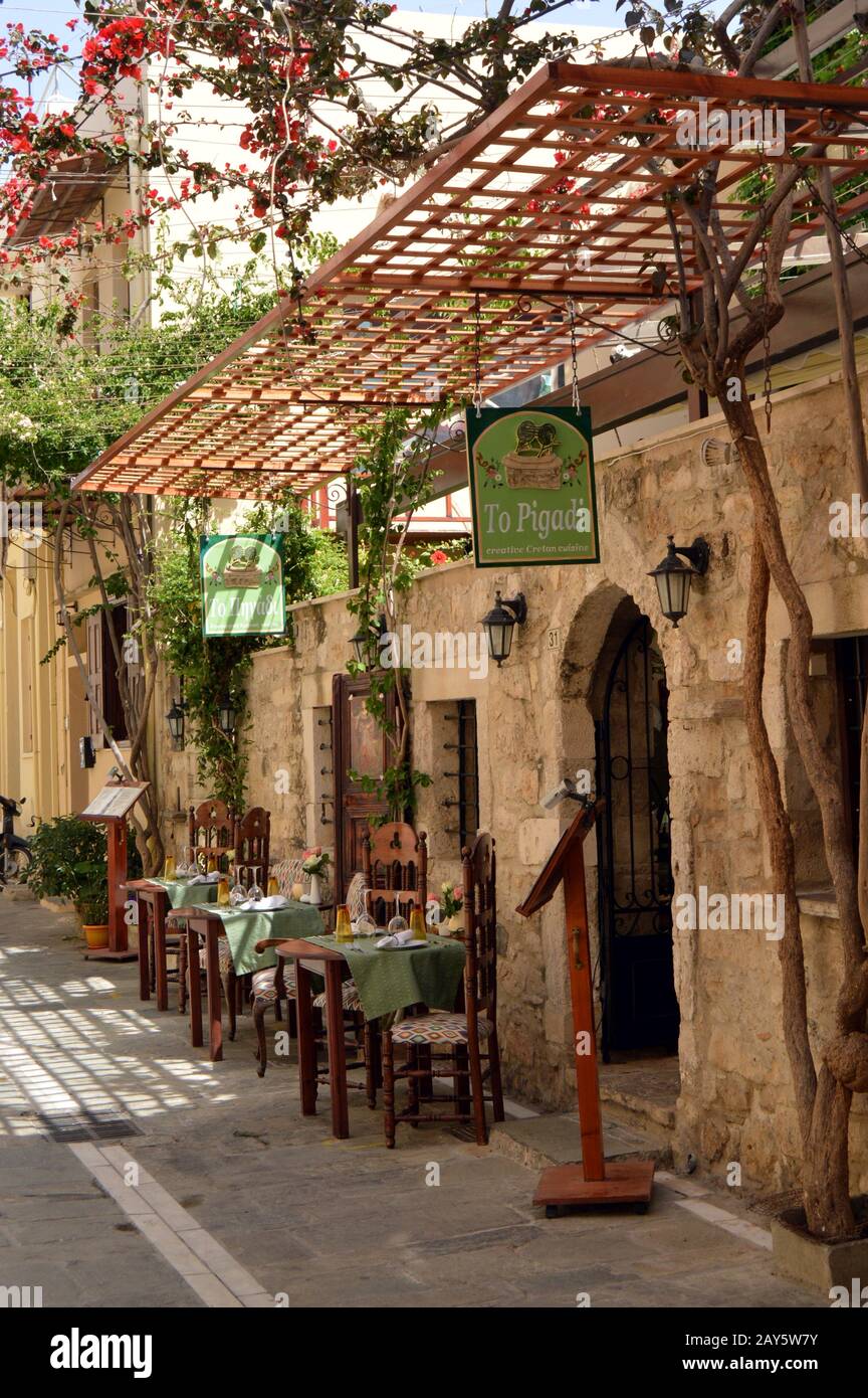 Vicolo con le aziende nella città di Rethymnon in Grecia. Foto Stock