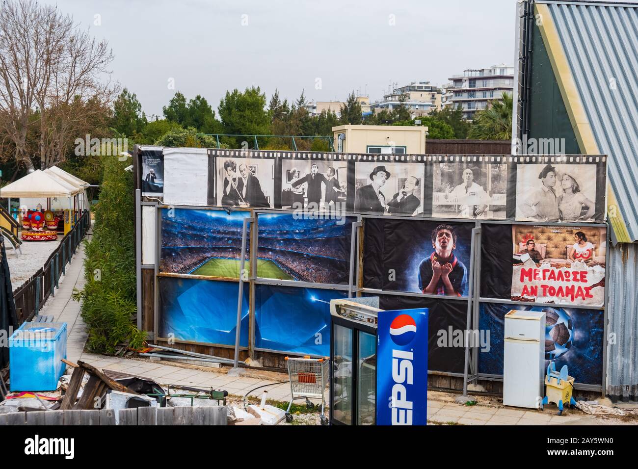 Atene, Grecia - 26 gennaio 2020: Una scena di degrado urbano che comprende manifesti di film abbandonati, frigoriferi e altri oggetti in una strada secondaria a Paleo Faliro Foto Stock