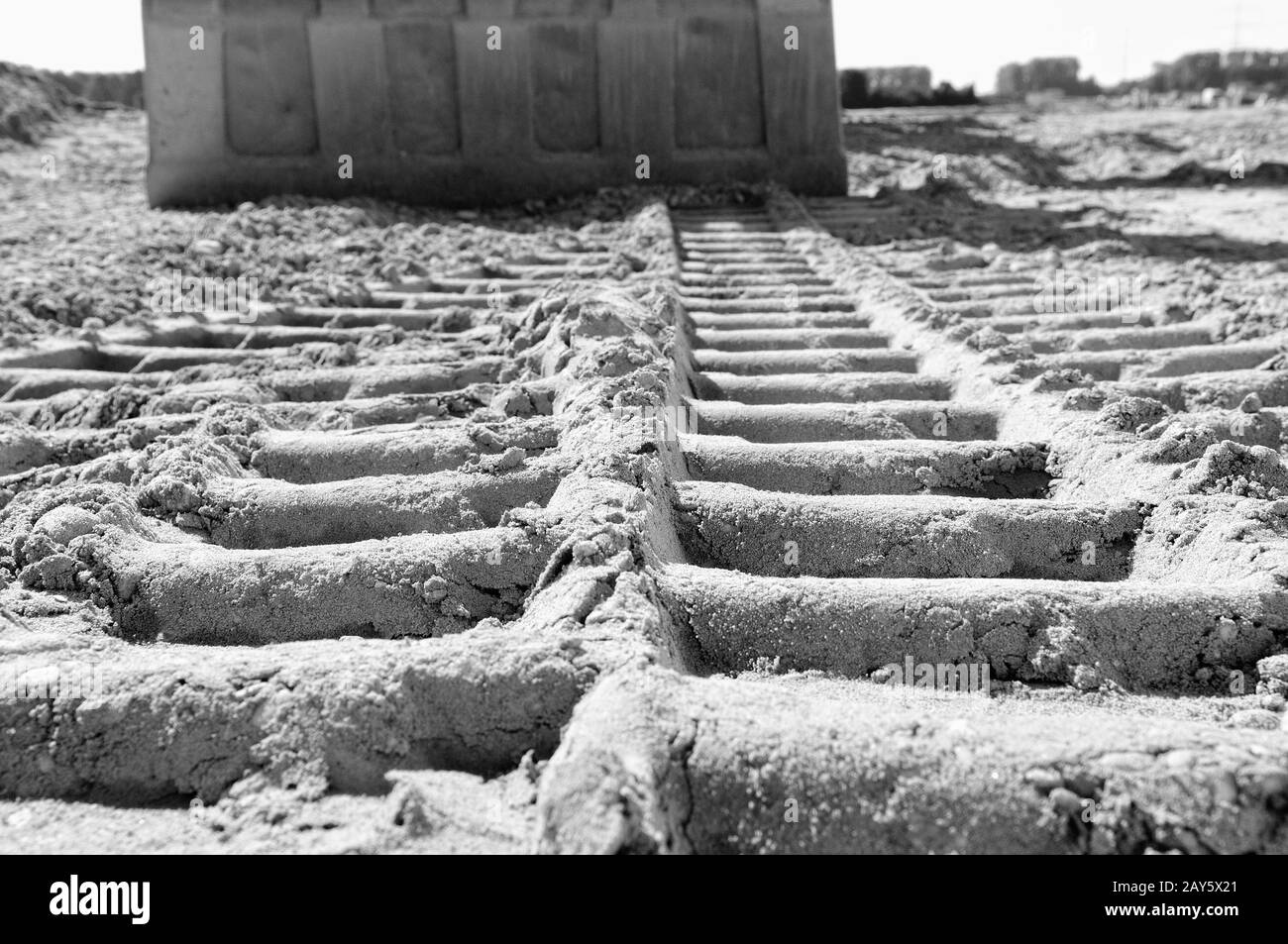 lavorare con gli escavatori in cantiere in bianco e nero Foto Stock