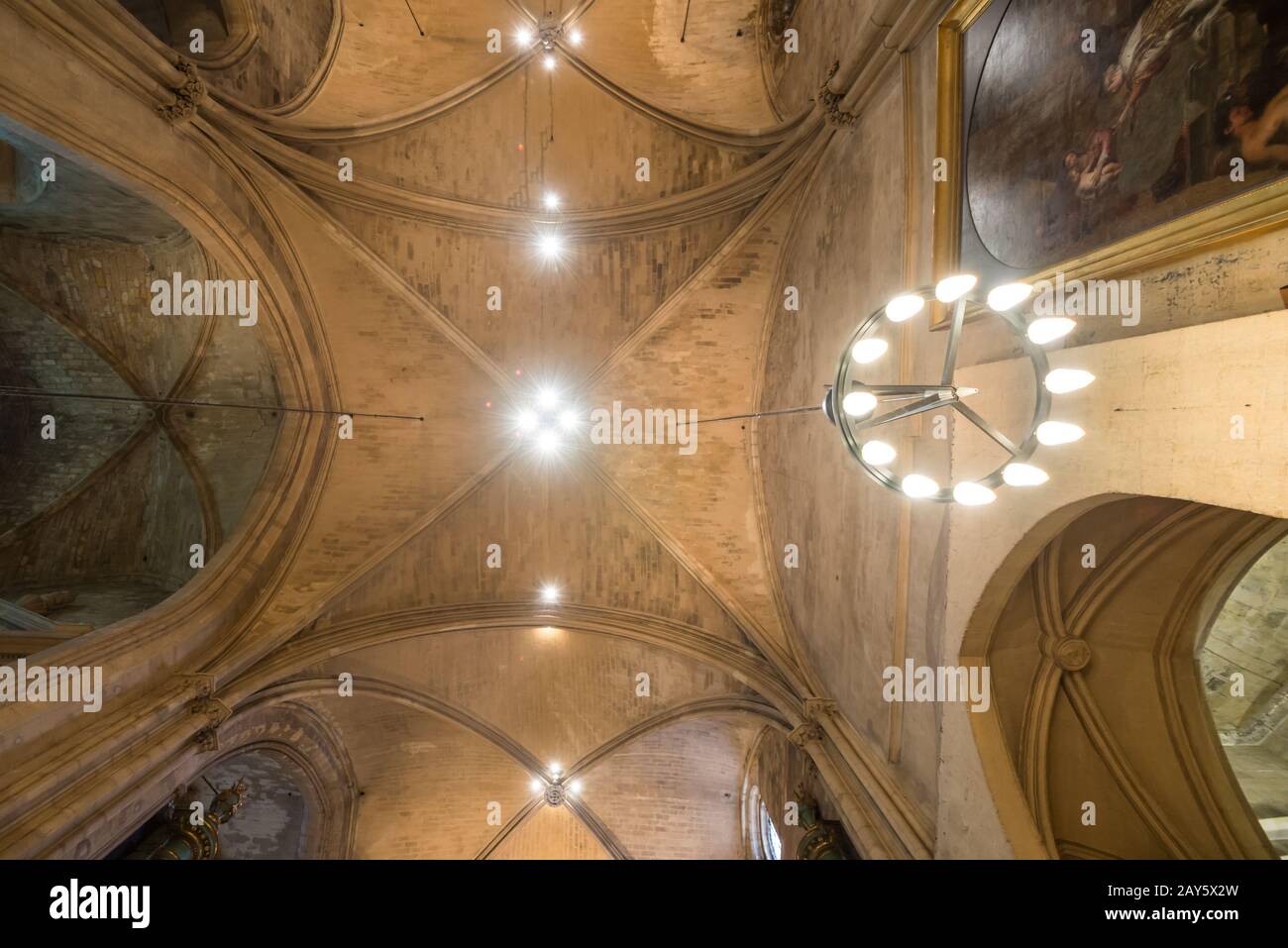La struttura ad arco di un antico Duomo medievale tetto, illuminato Foto Stock