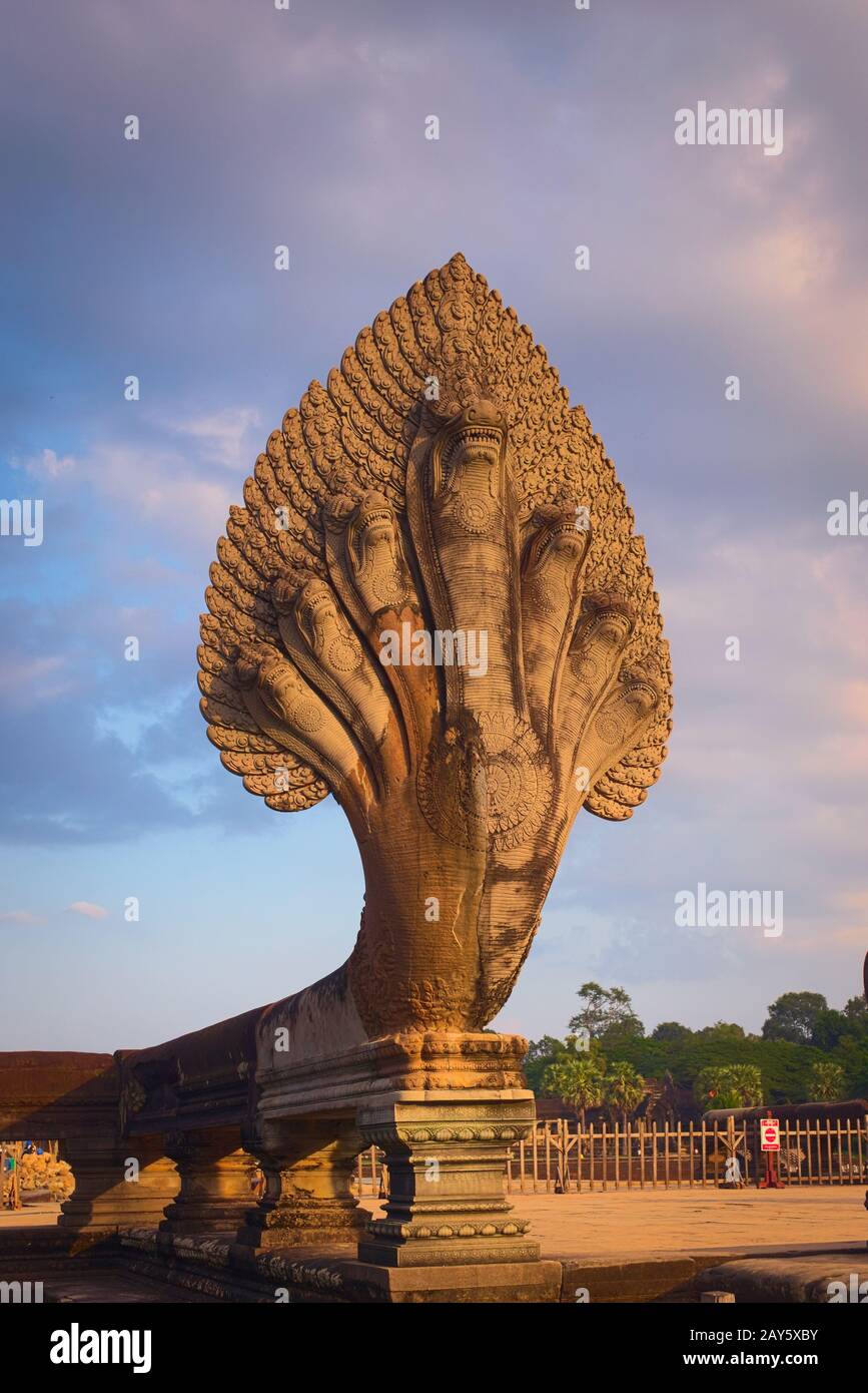 Imponente statua serpente Naga all'ingresso del tempio di Angkor Wat, in Cambogia. Foto Stock